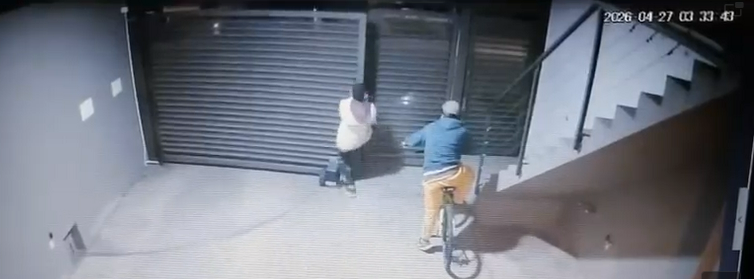 Abrieron el portón de un edificio, tantearon vehículos y se fueron en bicicleta | Policiales