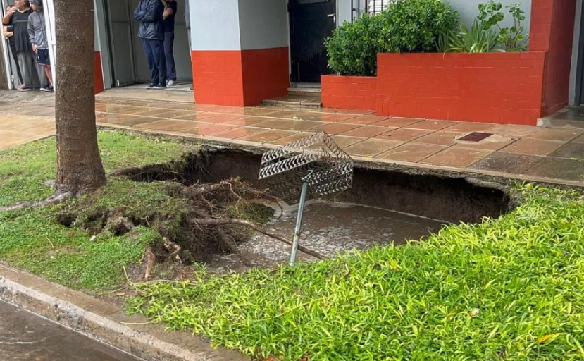 Temporal en Santa Fe: se abrió un socavón en plena vereda y preocupa a vecinos | Información General