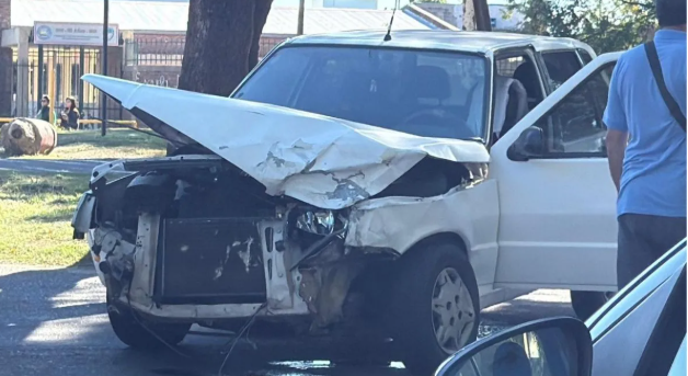 Choque en Santa Fe: dos autos colisionaron frente al Parque de la Locomotora | Información General
