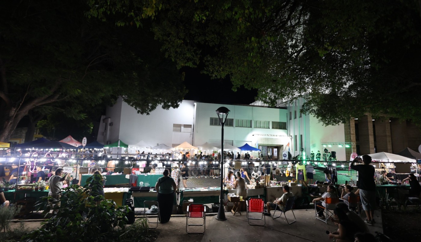 Se realizó la primera feria nocturna de emprendedores en la explanada del Concejo | Noticias
