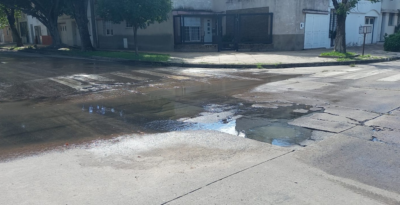 Vecinos de barrio Roma denuncian que la rotura de un caño genera inconvenientes | Noticias