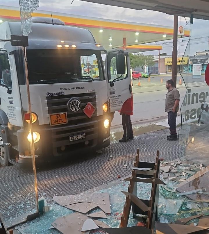 Impactante choque de camión: terminó contra la vidriera de un comercio en Av. Peñaloza y Zeballos | Noticias