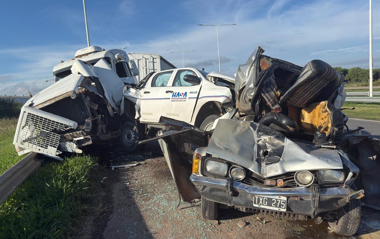 Choque múltiple en la autopista a Santa Fe: rescataron a un hombre atrapado en un auto | Información General