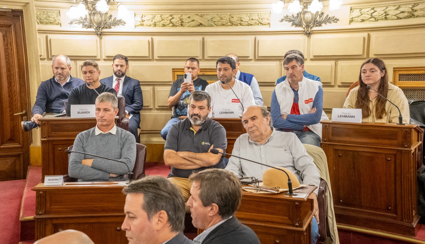 Trabajadores de Lácteos Verónica mantuvieron una reunión con senadores y funcionarios provinciales | Legislativas