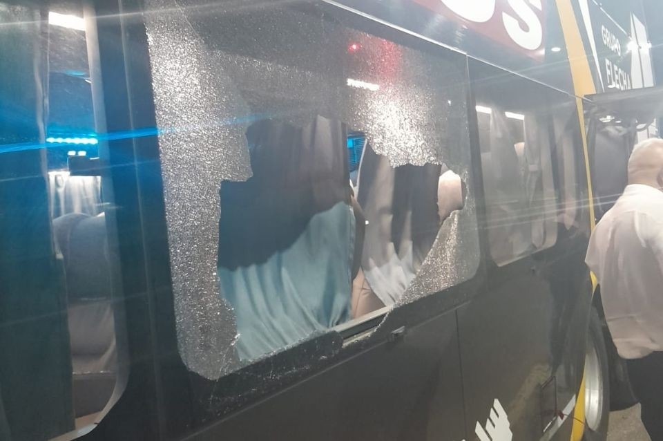 Ataque a piedrazos contra un colectivo en Circunvalación: dos pasajeras heridas | Información General