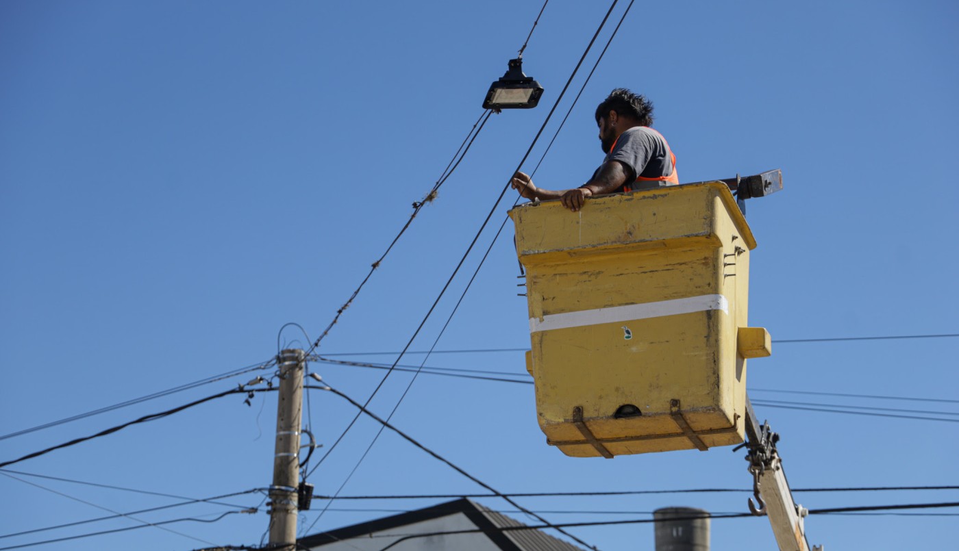 Avanza el recambio de luminarias por tecnología led en barrio Los Hornos | Noticias