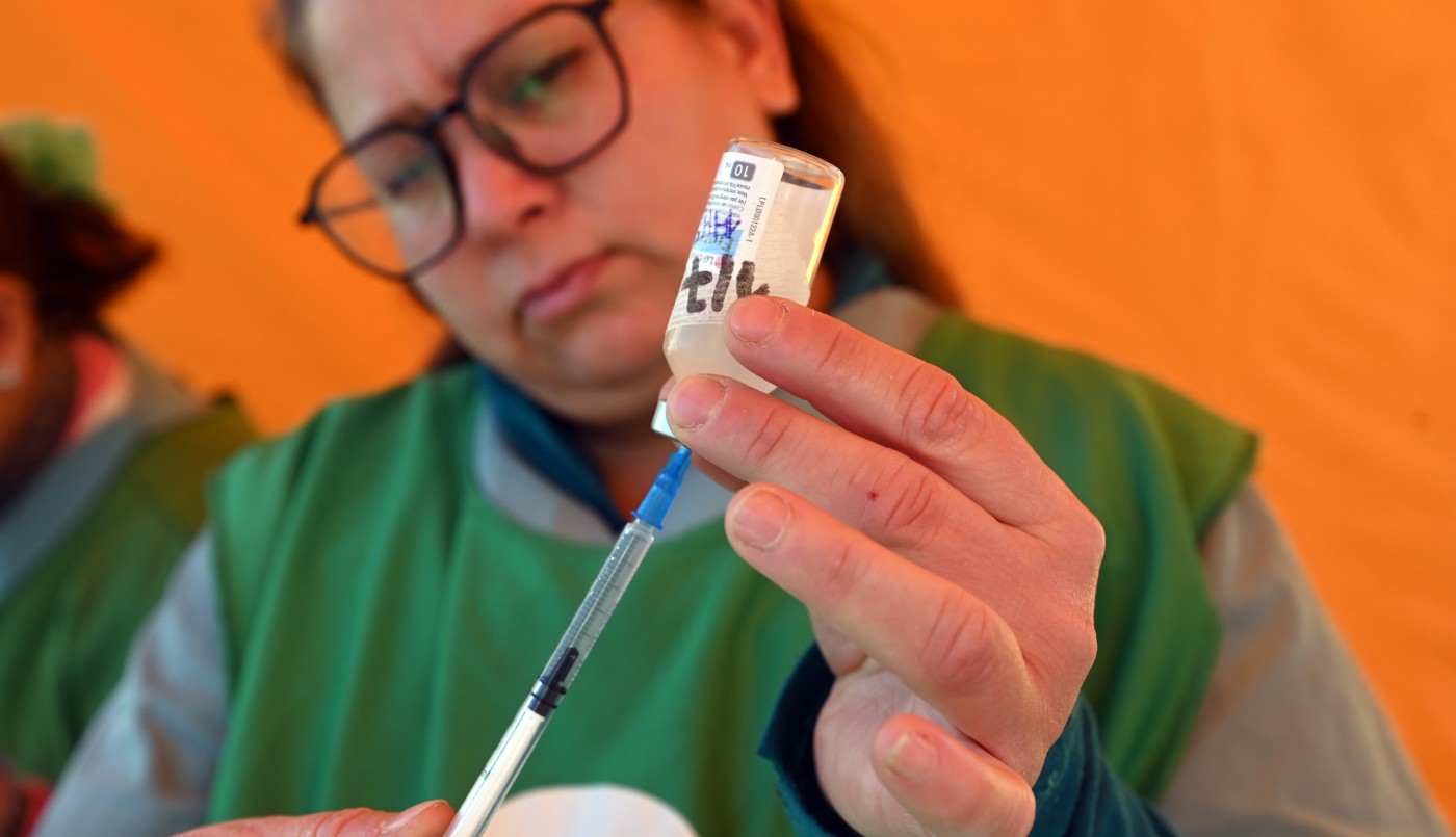 Continúa la campaña de vacunación en la Asociación de Comerciantes de Aristóbulo del Valle | Salud