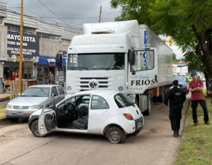 Fuerte accidente entre auto y camión en Aristóbulo del Valle y Gorriti | Policiales