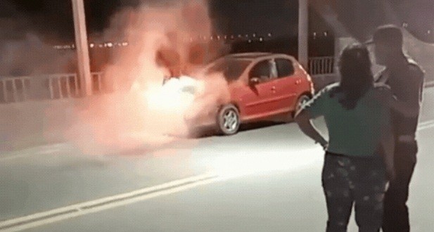 Un auto se incendió en el Puente Carretero y horas antes hubo un triple choque | Noticias