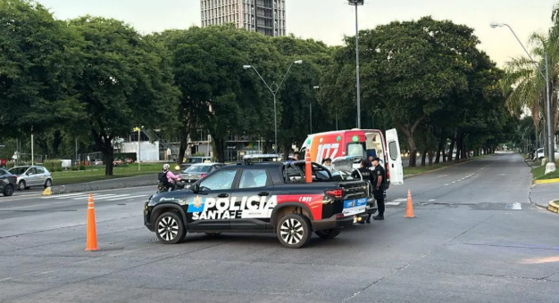Avenida Alem: dos heridos tras un fuerte choque entre una moto y una camioneta | Noticias