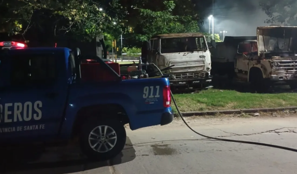 Incendiaron un camión en Villa Hipódromo y debieron intervenir los bomberos | Información General