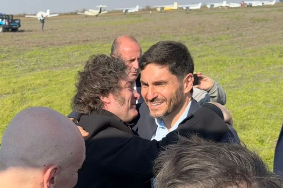 Pullaro agradeció el respaldo de Milei en la entrega de 100 patrulleros | Noticias