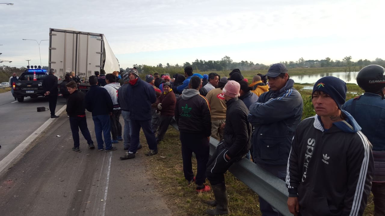 Tensión en la Ruta 168: Vecinos vacían un camión con carne de cerdo | Noticias