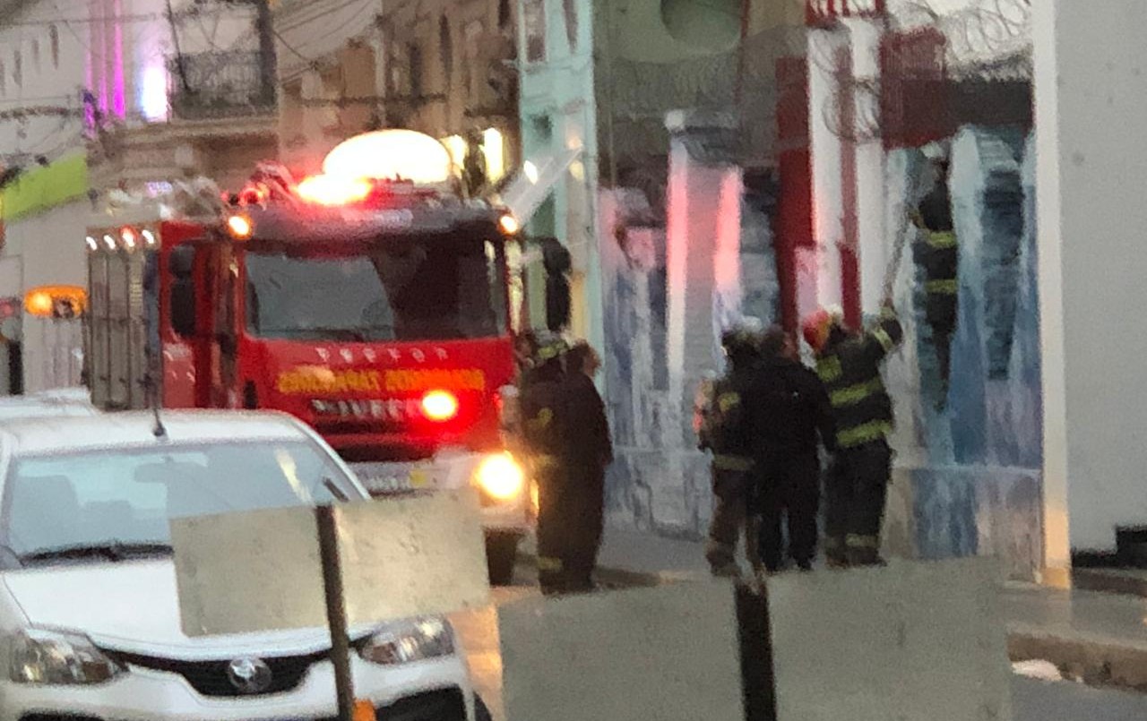 Susto en el centro: Controlan principio de incendio en brasería | Noticias