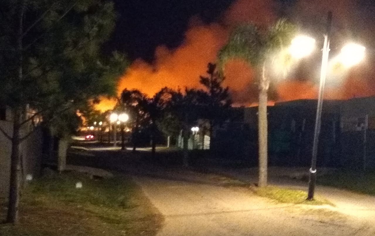 Tres dotaciones de bomberos trabajan para combatir un incendio cerca de Aires del Llano | Noticias