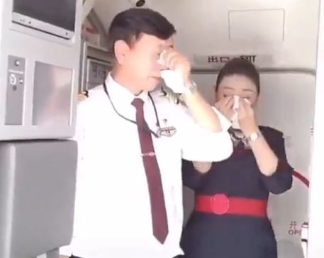 Video: un piloto a punto de jubilarse lloró en su último vuelo | Noticias