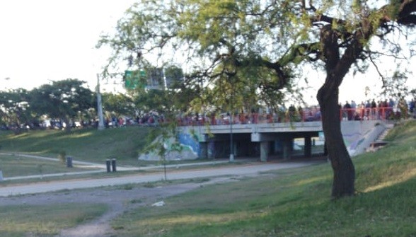 Todo por una entrada: ¡La fila en Colón llega hasta el Puente Carretero! | Noticias