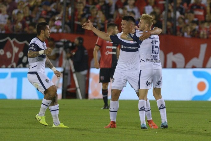 Regalo de cumpleaños para Diego: Gimnasia goleó a Newell's | Deportes