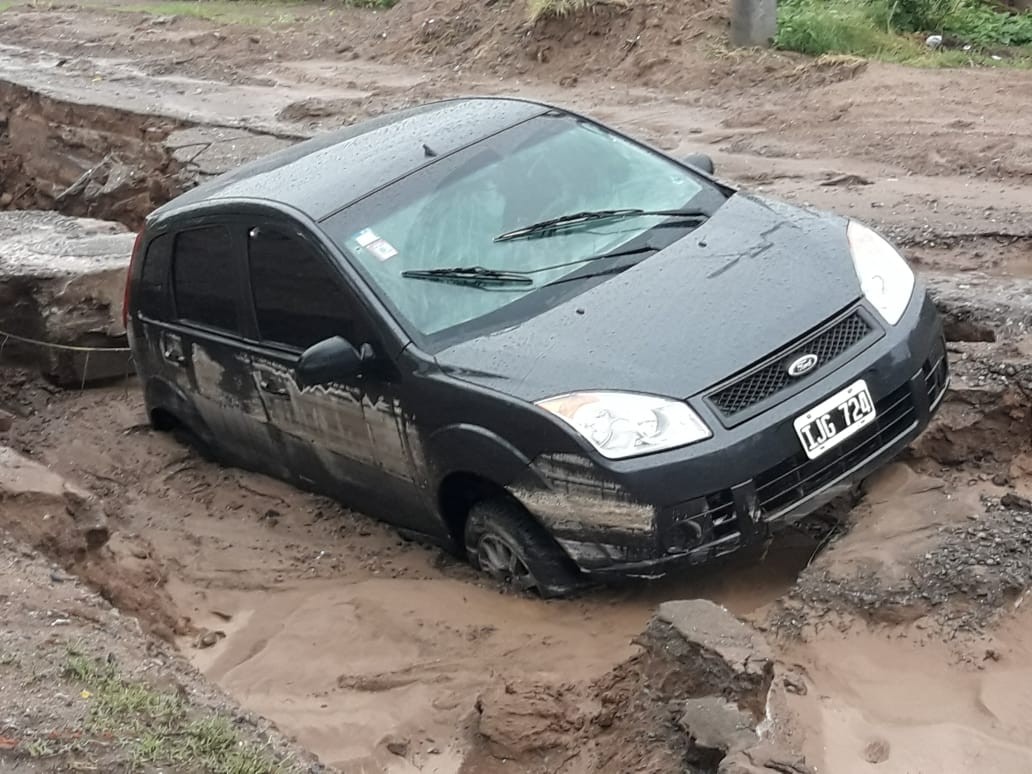 Temporal en Córdoba: se hundió una calle y se "tragó" un auto | Noticias