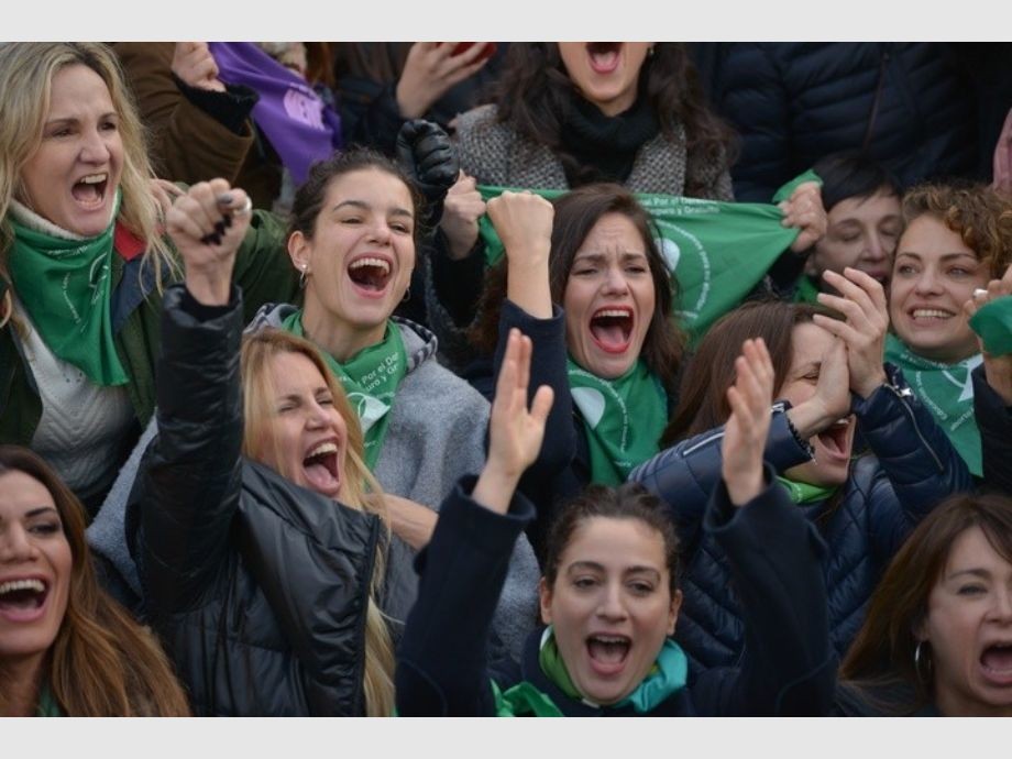 Actrices y músicas se unen al pañuelazo para exigir que el aborto sea legal, seguro y gratuito | Espectaculos