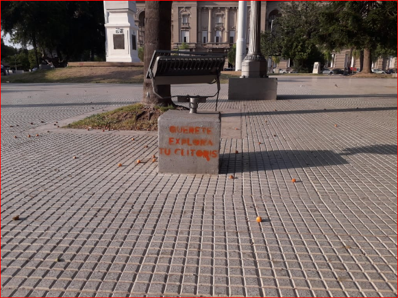 Pintadas en la Plaza de Mayo luego de la marcha de ayer | Noticias