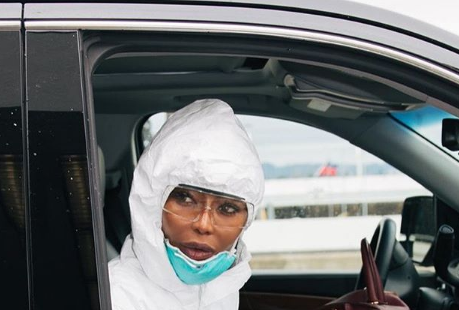 Fotos: el extraño traje que usa Naomi Campbell para viajar en avión por el coronavirus | Espectaculos