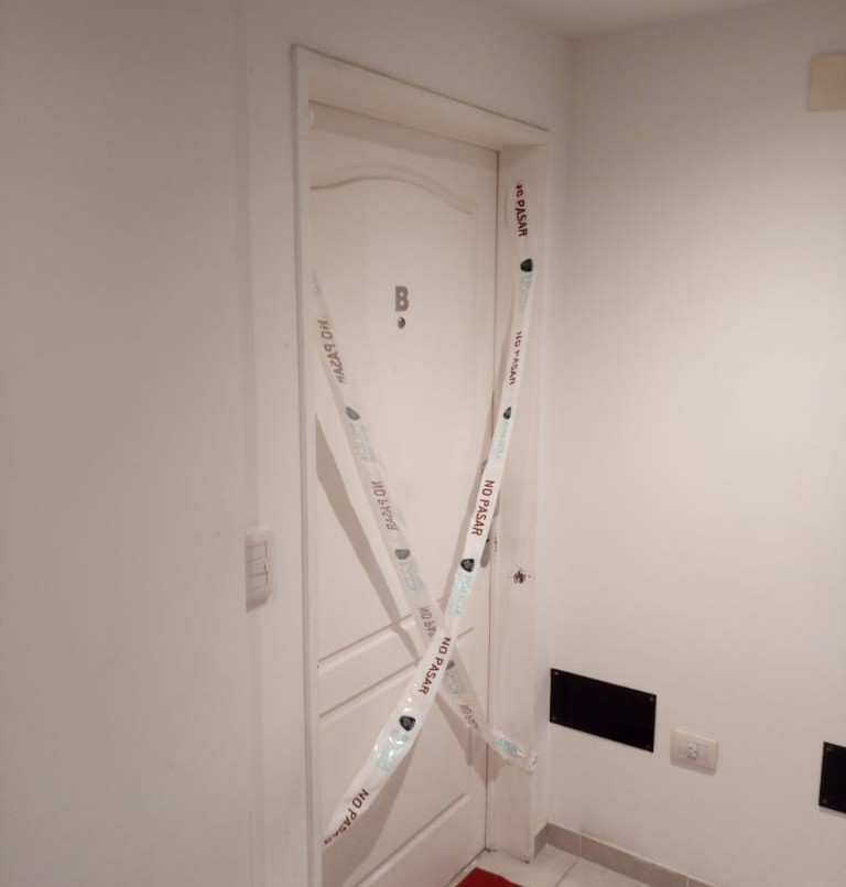 Detuvieron a una pareja que se escapó de su cuarentena en el Hospital Muñiz y rompió la faja de clausura de su casa | Noticias