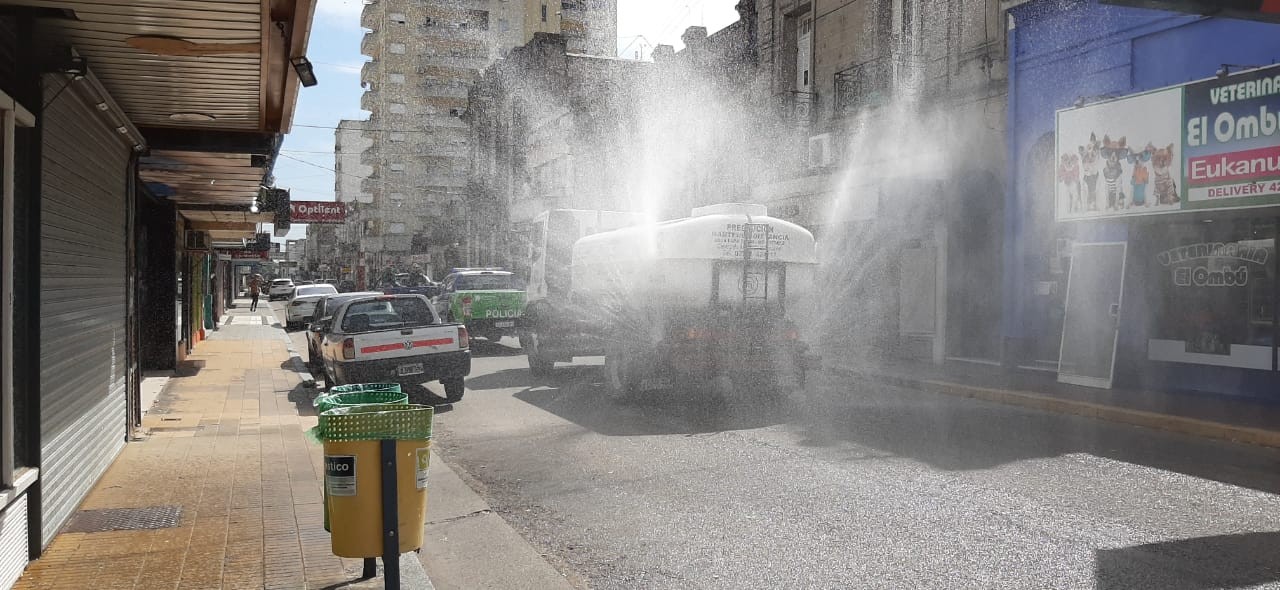 Prueba piloto en Azul para desinfectar las calles con un camión que rocía lavandina diluida | Información General