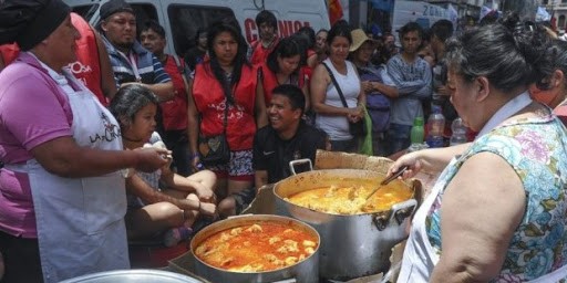 Marcos Rojo le dio comida a 100 familias platenses con una olla popular | Deportes
