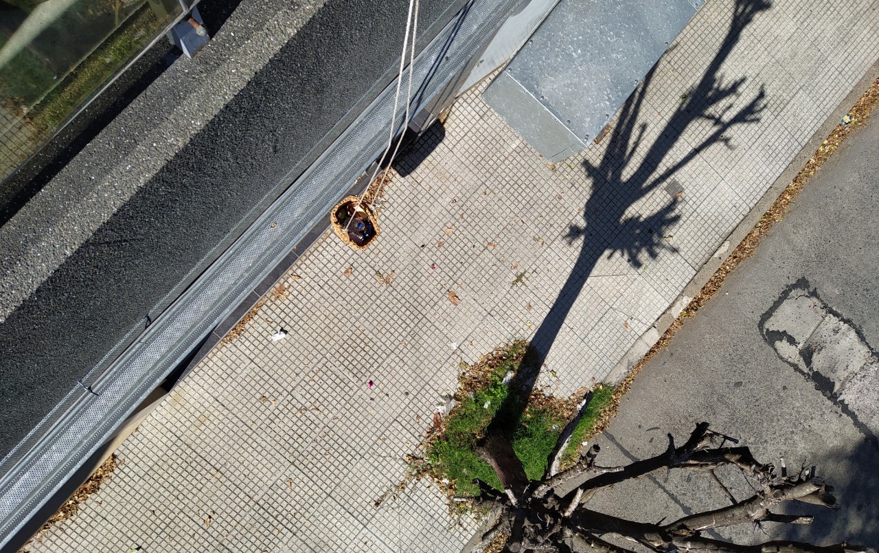 El hombre que regala alimentos en una canasta desde su balcón para los que lo necesiten | Redes