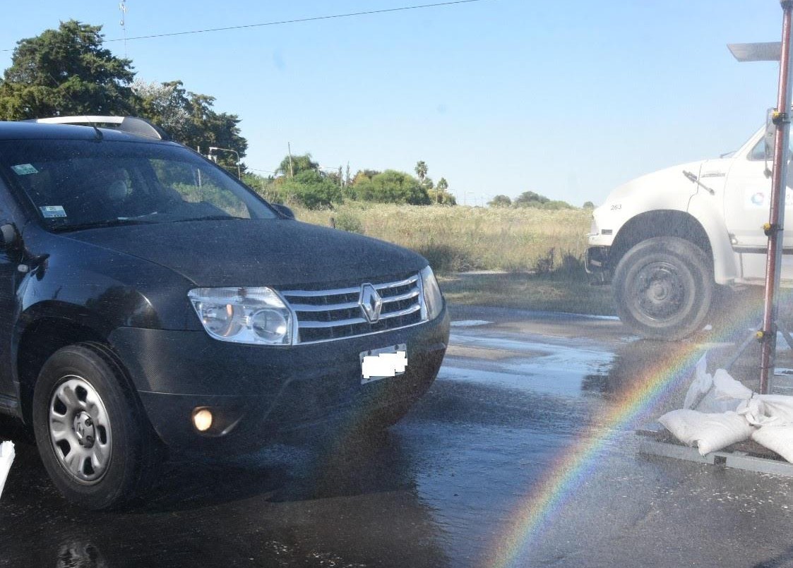 Instalan aspersores en los accesos a Rafaela para desinfectar los vehículos | Noticias