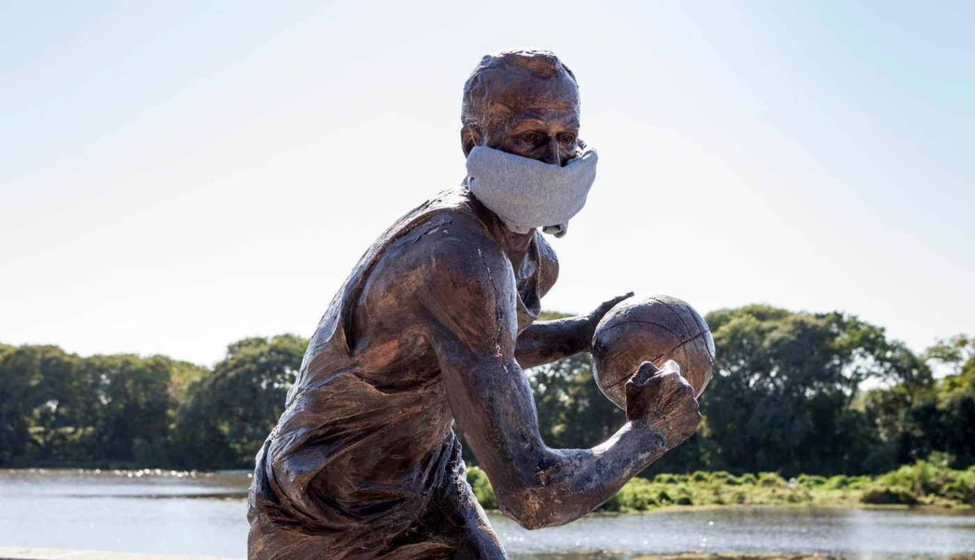 La estatuta de Manu Ginobilli con "Tapabocas" para concientizar su uso en Buenos Aires | Deportes