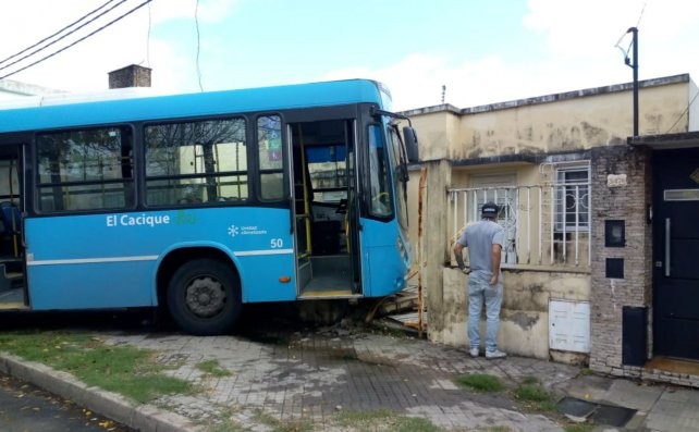 Rosario: una chofer de colectivo se desvaneció y se incrustó en una casa | Noticias