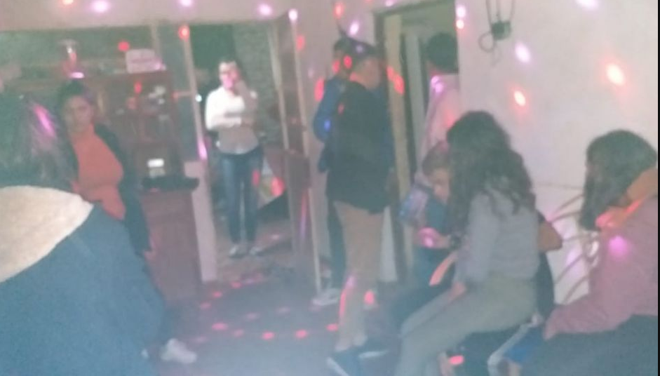 Reconquista: El dueño de casa y una decena de jóvenes fueron trasladados a la comisaría por incumplir con la cuarentena. | Noticias