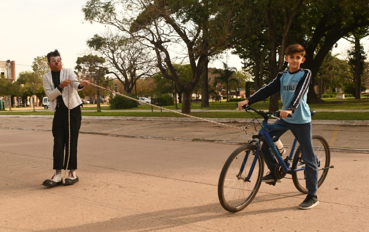 Artistas santafesinos acompañaron en las calles las salidas recreativas | Espectaculos