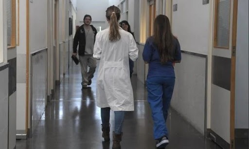 Desde el gobierno confirman el pago de 5 mil pesos a profesionales de la salud | Noticias