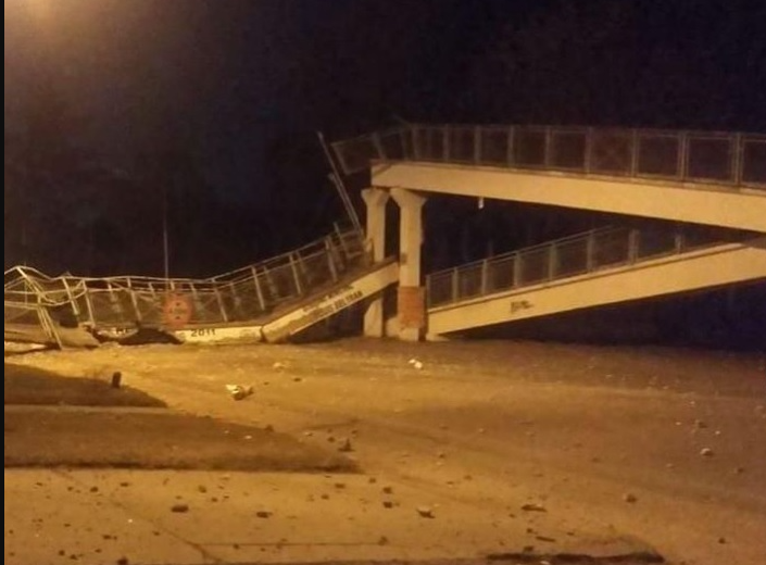 Un camión derrumbó un puente peatonal en Fray Luis Beltrán | Noticias