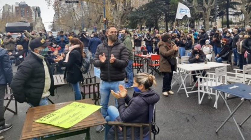 Armaron un restaurante en la puerta del municipio: "Con el delivery y take away no alcanza" | Nacionales