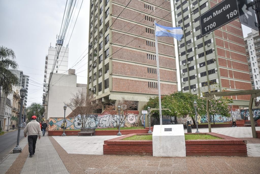 20 de junio: Las banderas volvieron a flamear en los espacios públicos de la ciudad | Noticias