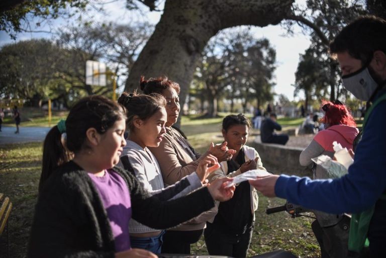 La Municipalidad de Santa Fe comenzó la entrega de mil tapabocas en la vía pública | Noticias