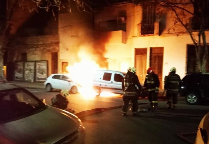 Explosión en Villa Crespo: incendiaron siete autos y seis motos | Nacionales