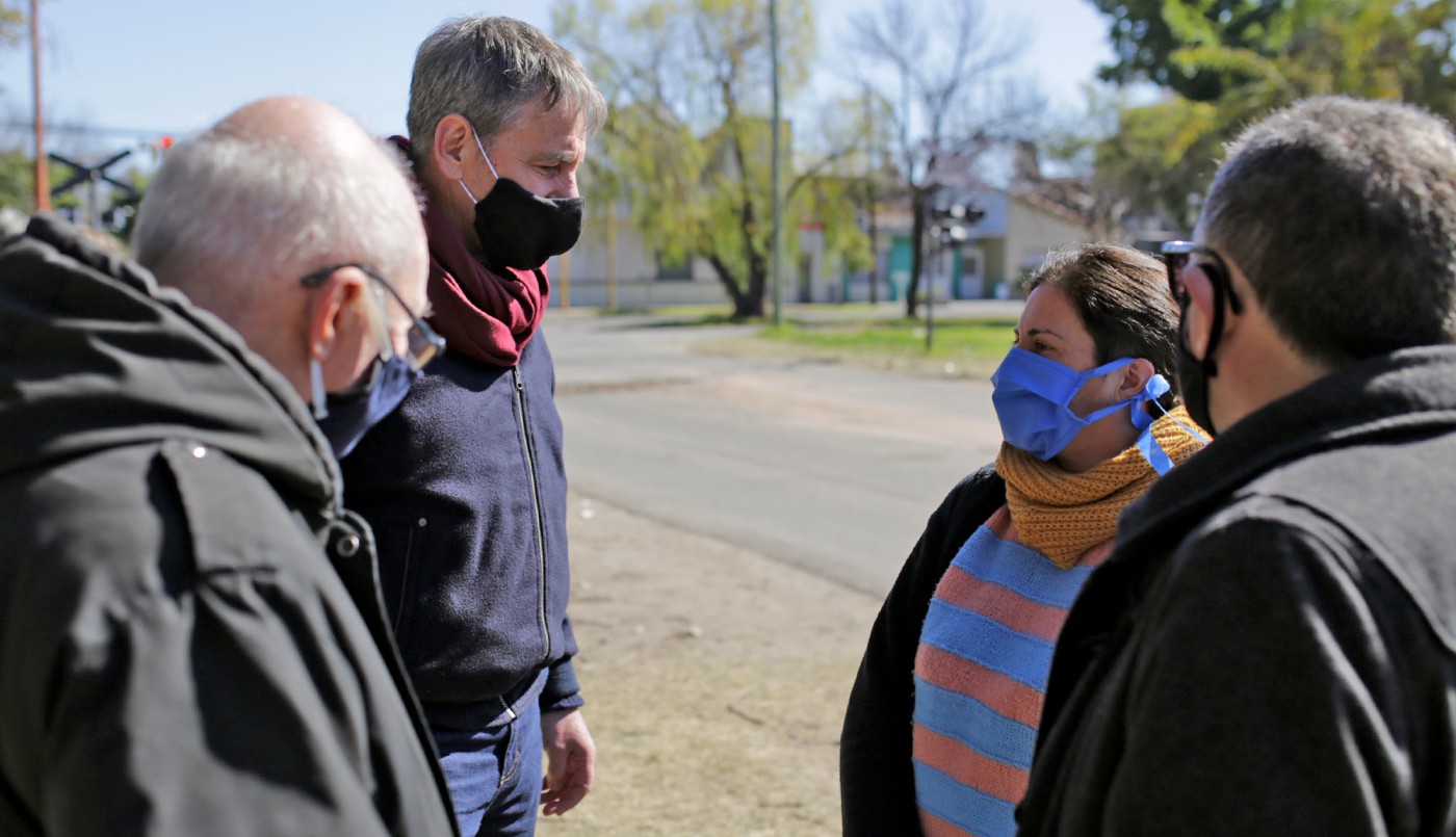 Tras el bacheo de calle Pedro Víttori, Jatón recorrió la obra con los vecinos | Noticias