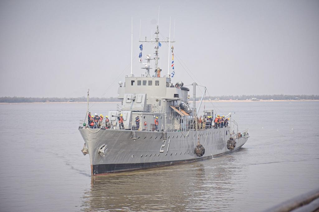 Defensa envía el buque patrullero ARA "King" y brigadistas para combatir incendios en las islas | Noticias