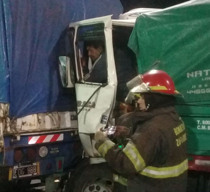 Un camión impactó contra otro en el peaje de autopista: un chofer atrapado | Noticias