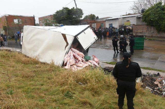 Rosario: volcó un camión con carne, vecinos intentaron llevar la carga e intervino la policía | Noticias