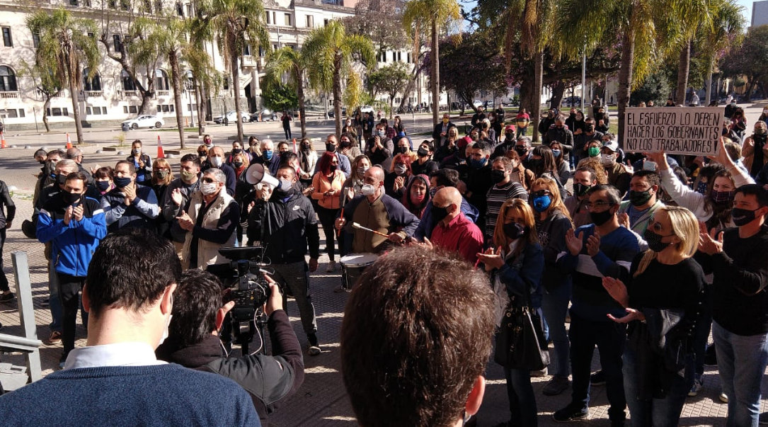 Contra las restricciones: protesta de comerciantes, peluqueros y dueños de peloteros | Noticias