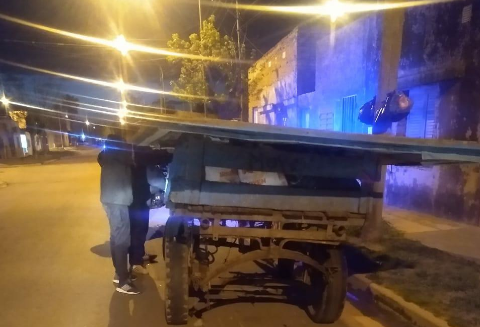 Trasladaron a dos personas tras robar un cartel publicitario | Información General