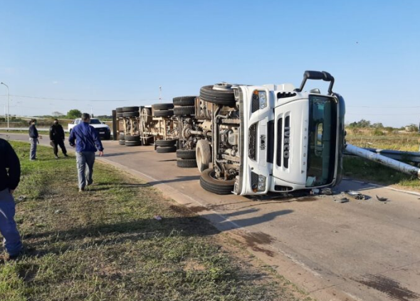 Un camión volcó en el acceso a Circunvalación oeste y ruta provincial 70 | Noticias