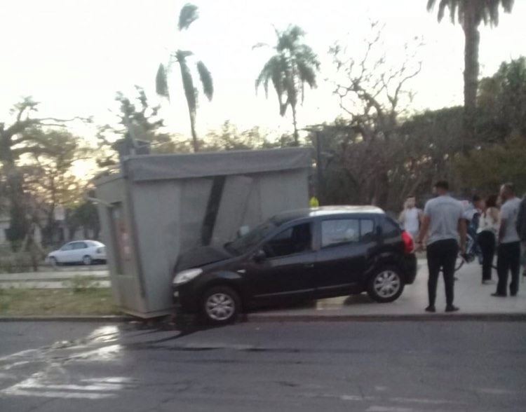 Tras un choque, un auto se incrustó en un kiosko de Avenida Freyre | Noticias