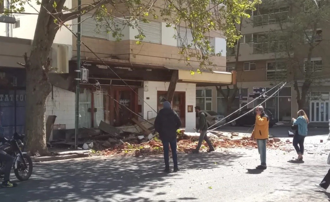 Se cayó la mampostería de un hotel en pleno centro de Mar del Plata | Nacionales